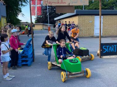 Sæbekassebiler kører ræs i Højmeskolens børnemiljø 
